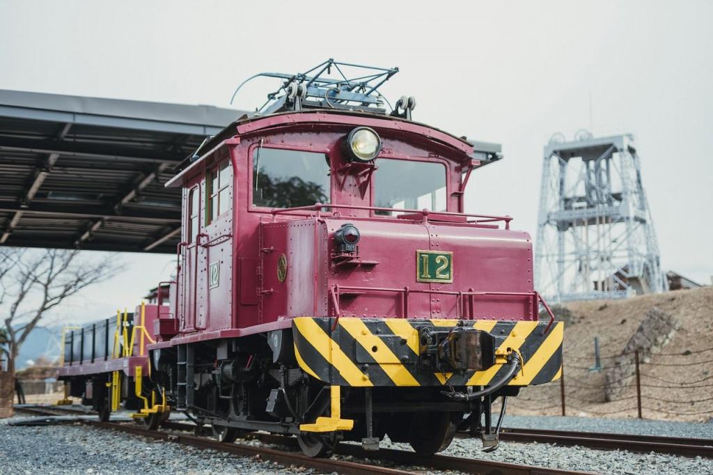 写真：停車した炭鉱電車の後ろには第二竪坑櫓が見えます