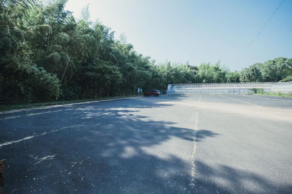 写真：七本官軍墓地の駐車場