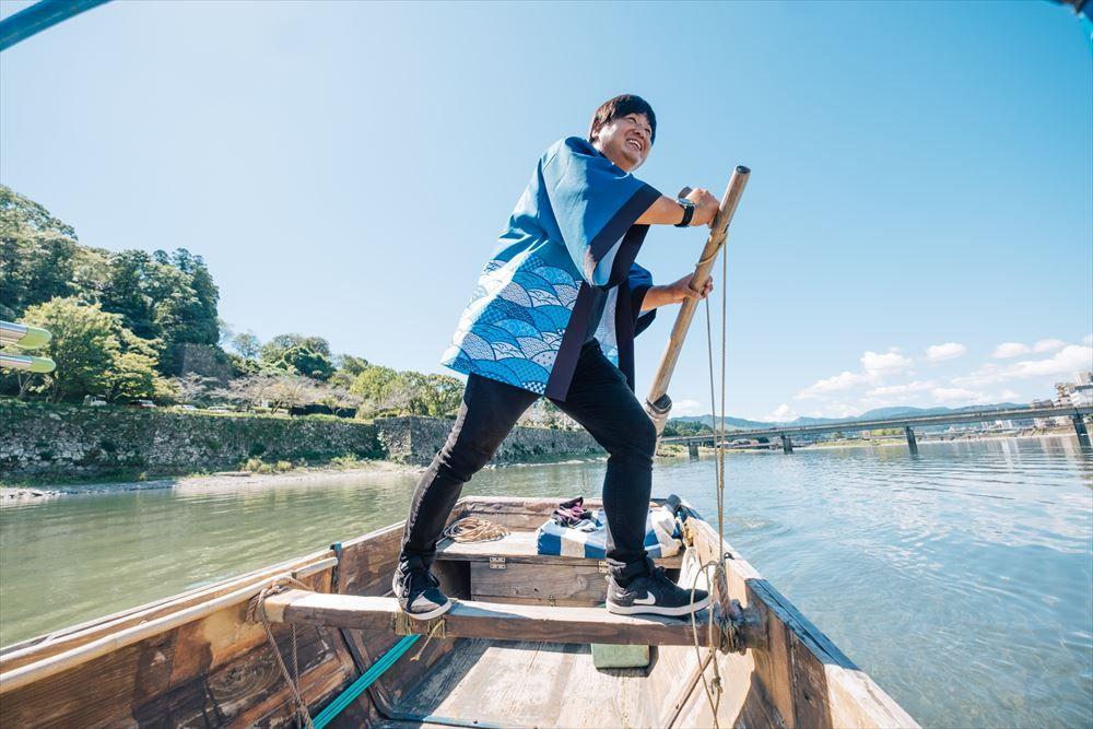 写真：木舟を漕ぐ船頭さん
