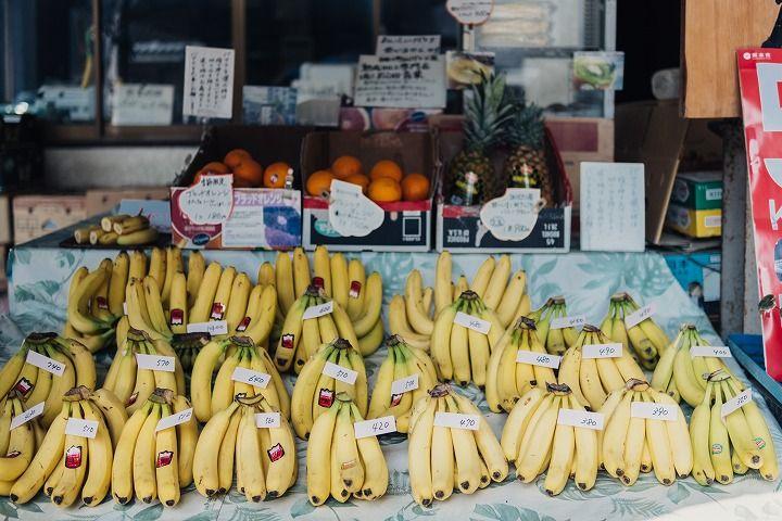 写真：店頭にずらりと並ぶバナナ