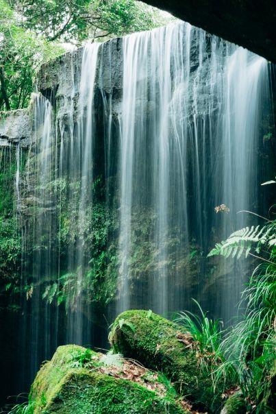 画像:岩盤の上から水が流れ落ちている様子