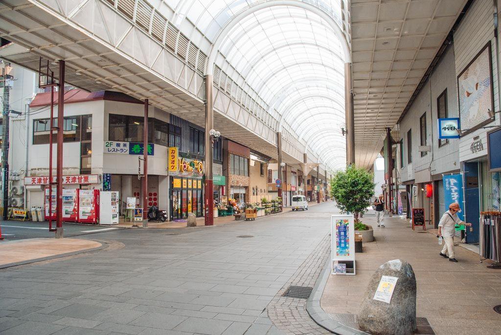 写真：商店街のアーケードの中