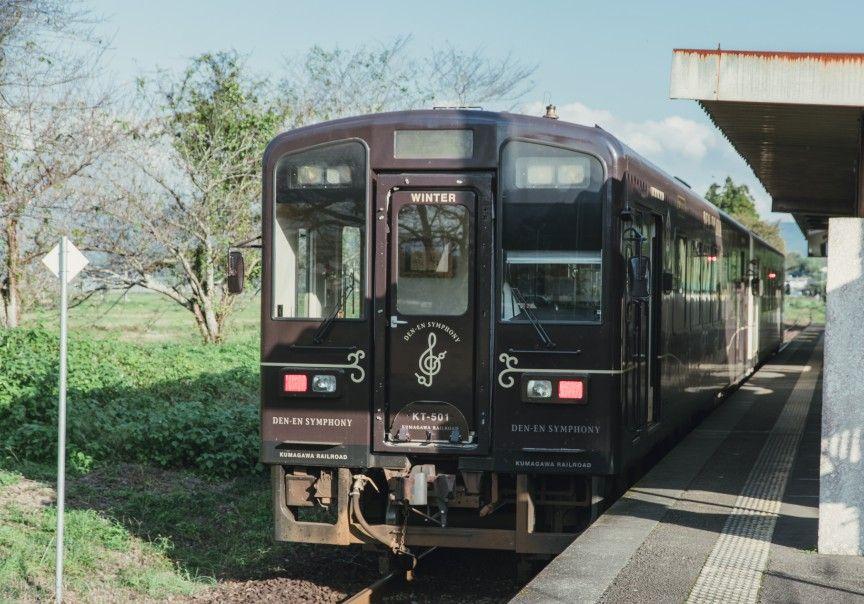 写真：水戸岡鋭治氏が手掛けた観光列車仕様の列車