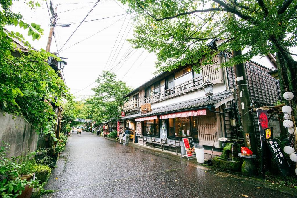 写真：阿蘇神社参道にある商店街