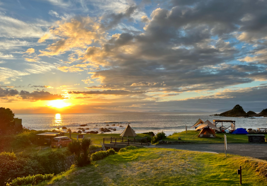 画像：夕暮れ時の海の景色