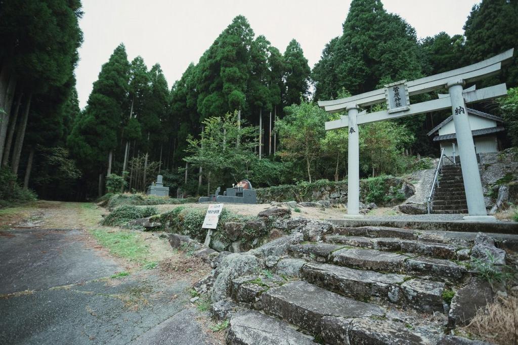 写真：鳥居の横にある道を進むと