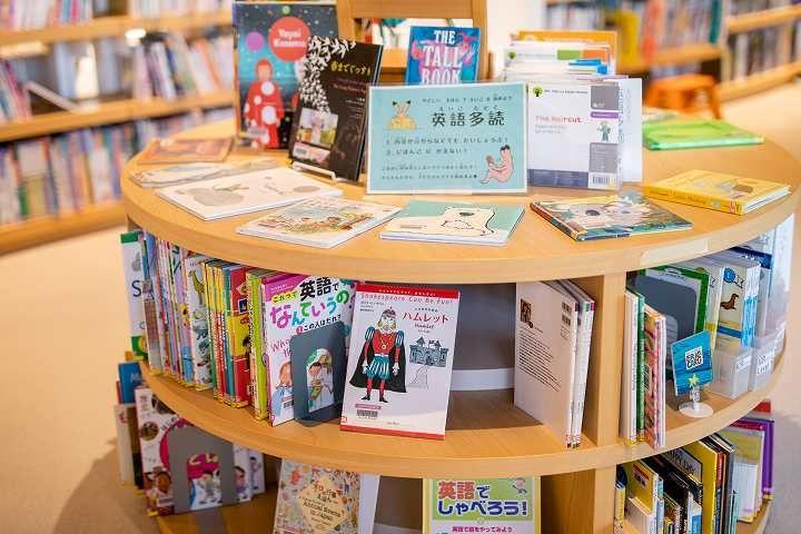 写真：子ども向けの英語の書籍コーナー