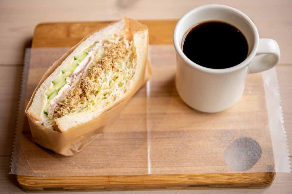 kichijitsu Bakery コーヒーとサンドウィッチの写真