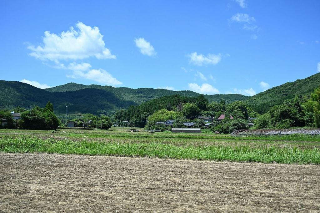 写真：青い空と山々