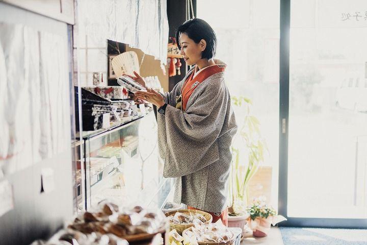 写真：季節のお菓子を衝動買いする瑠璃さん