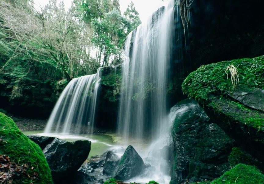 画像:横から見る滝の美しさ