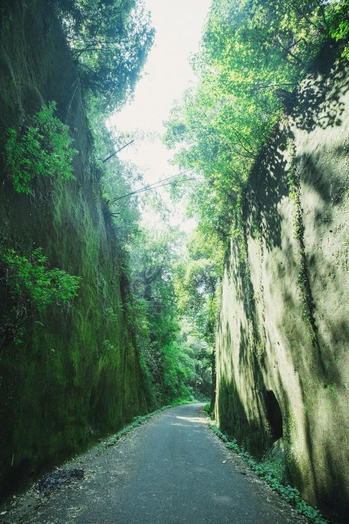 写真：岩に囲まれた道