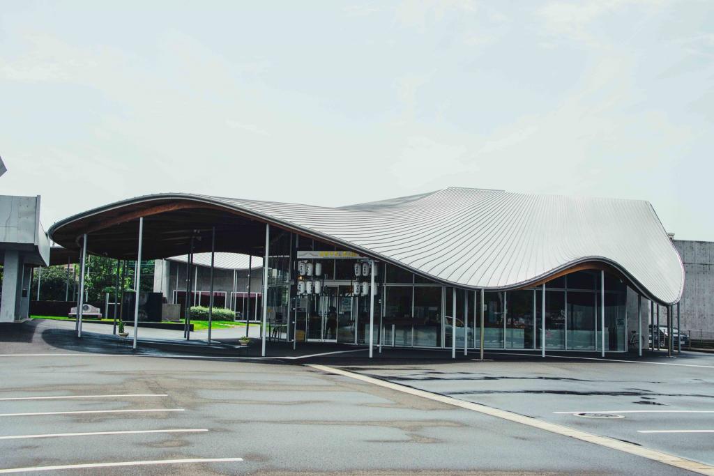 写真：八代市産材を使用した曲面的な木屋根が印象的な外観。