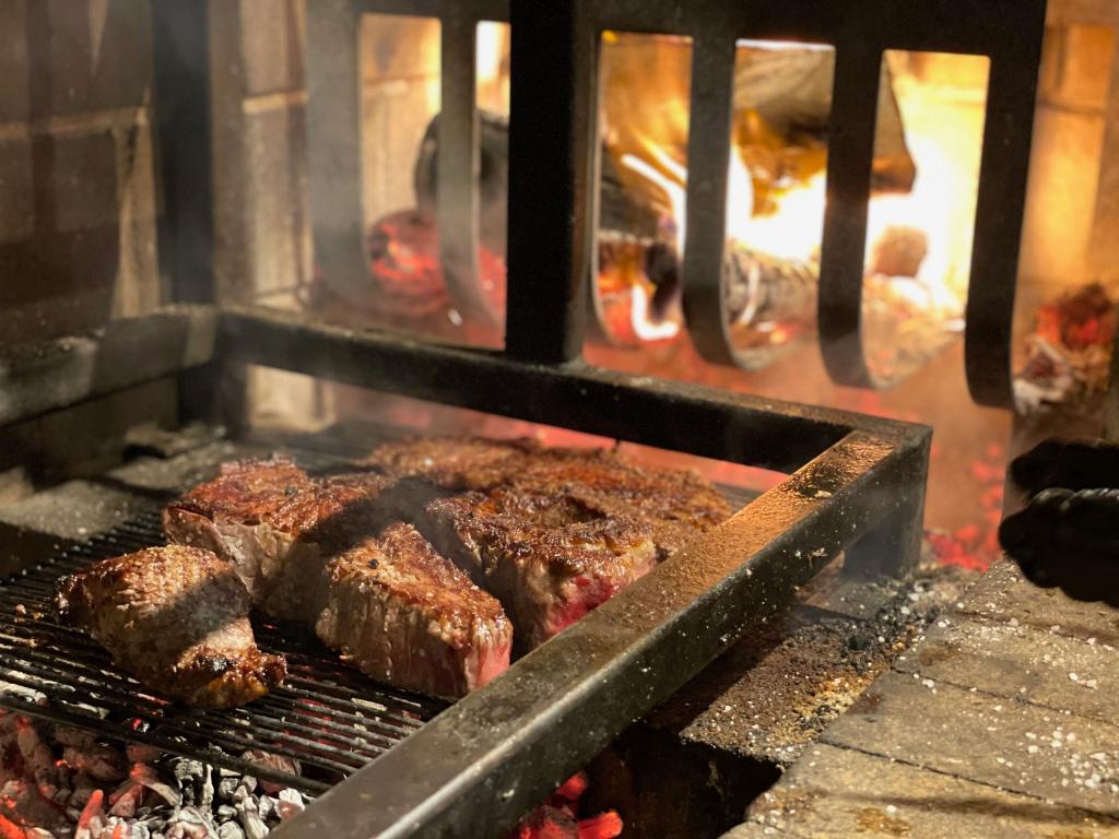 写真：炭火で焼かれるお肉