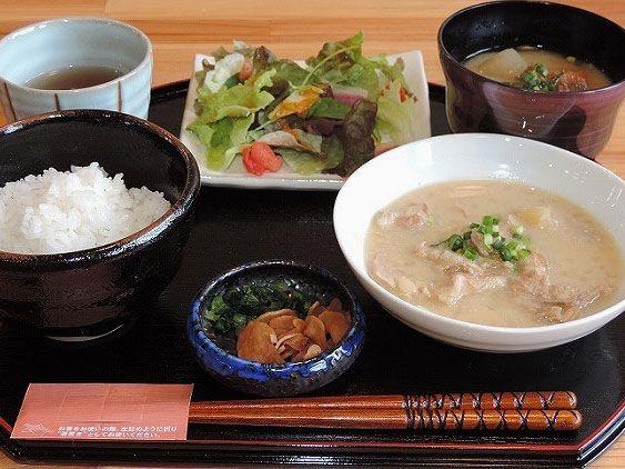 写真：馬ホルモン煮込み定食