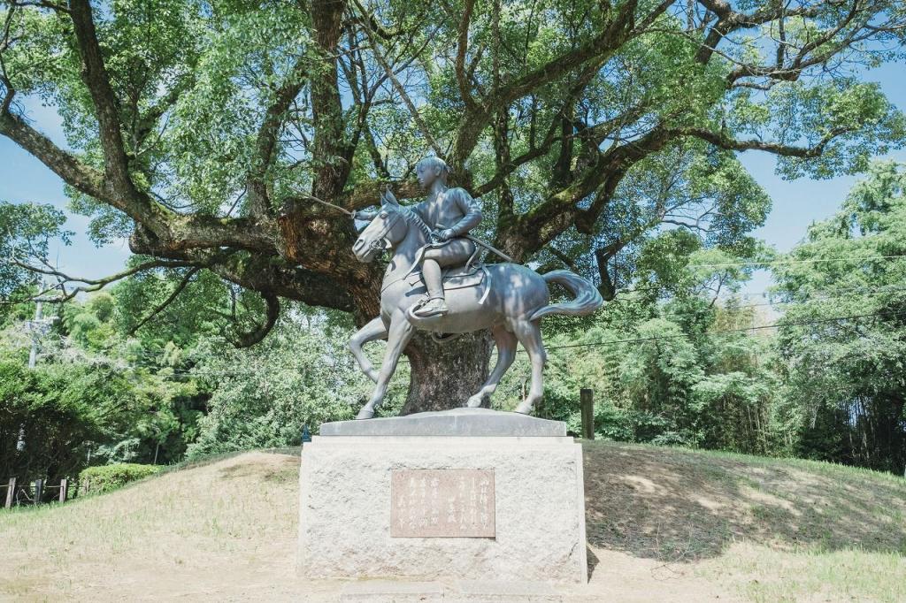 写真：公園内にある「美少年像」