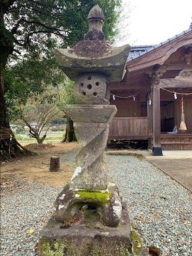 画像：ひねり灯籠（菅原神社）