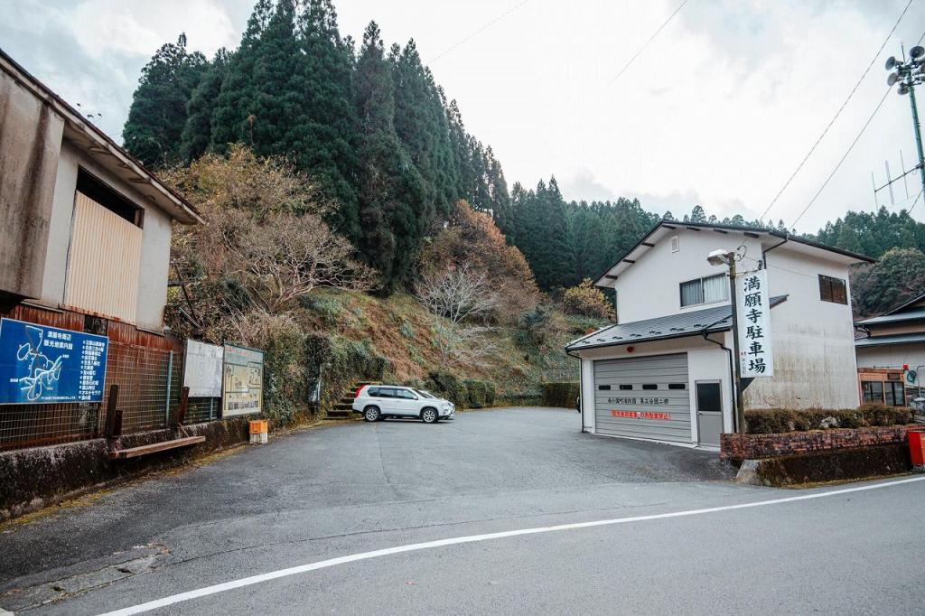 写真：満願寺温泉 川湯の駐車場