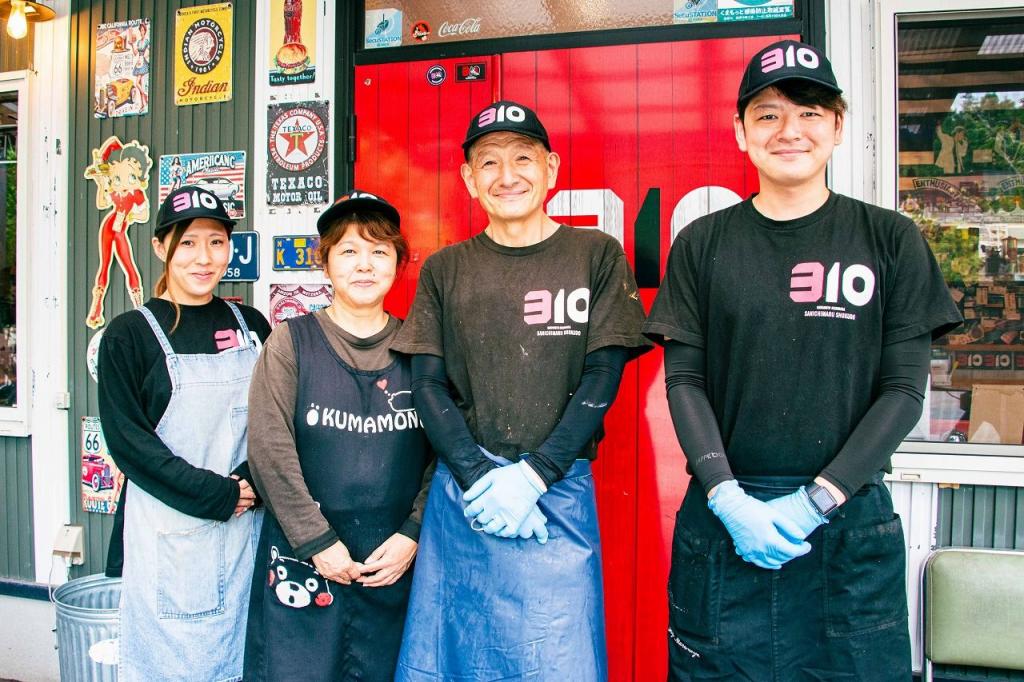 写真：店主ご夫妻とスタッフ