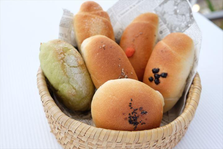 天草の塩を使った人気のベーカリーのパンの写真