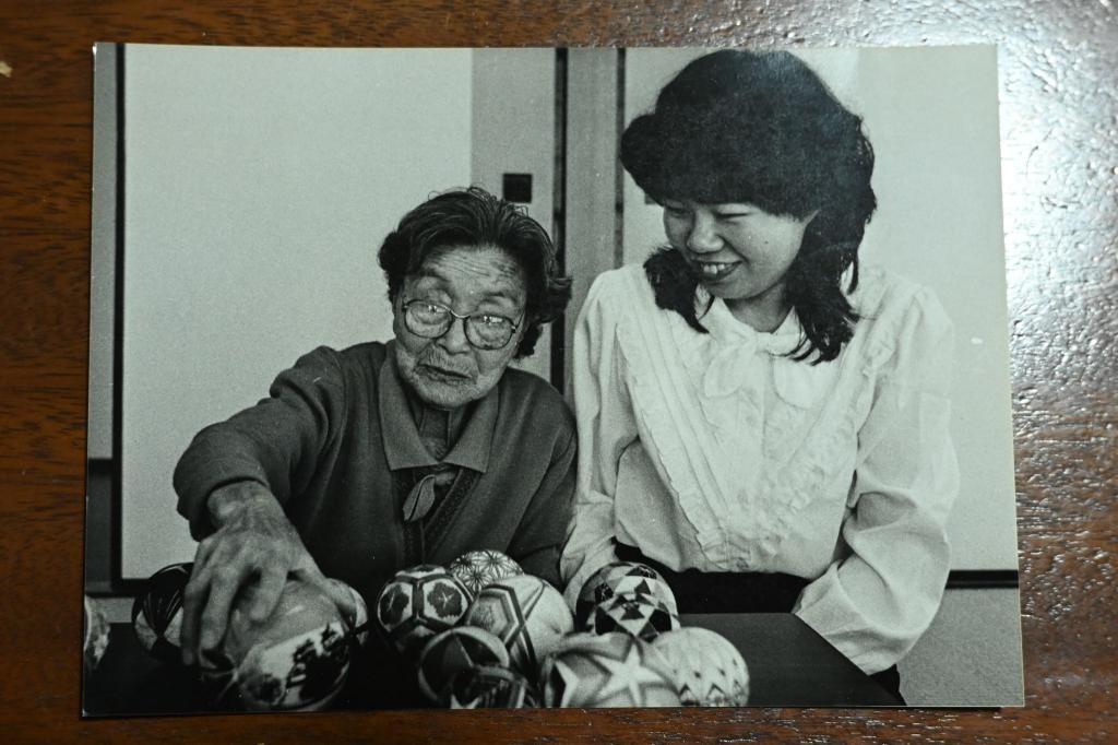 写真：1977年に撮影された師匠の後藤さんとの1枚