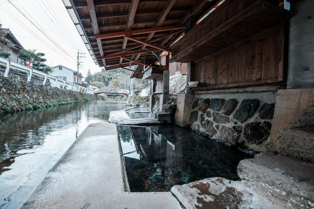 写真：川湯のそばを流れる川