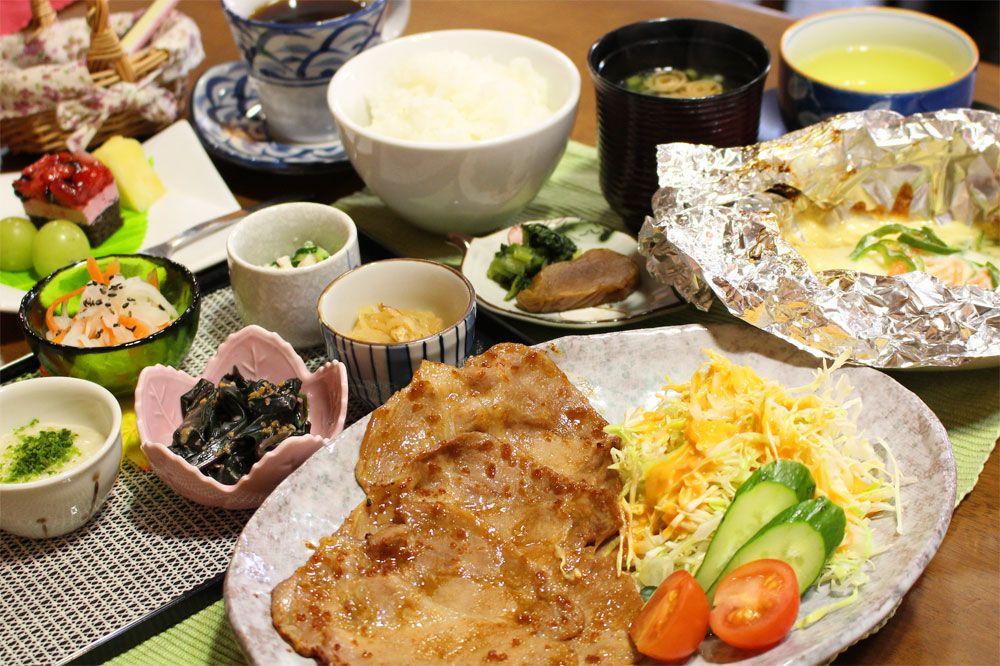 「豚の生姜焼き」と「ヒラスの西京風チーズホイル焼き」をメインにある日のランチメニュー