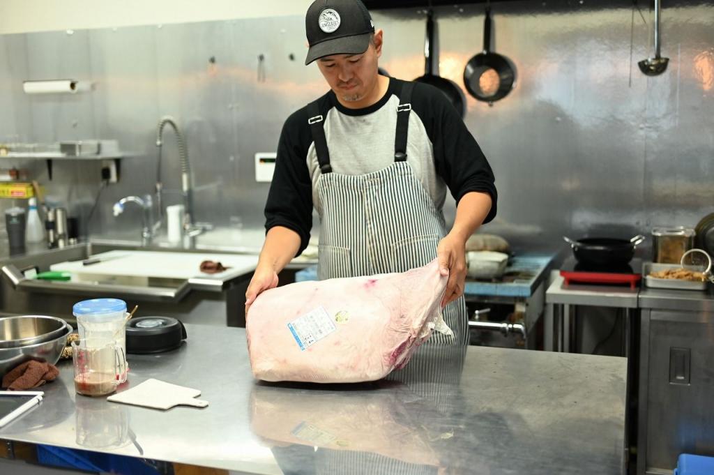 写真：木村さんとローストビーフ用の大きなお肉