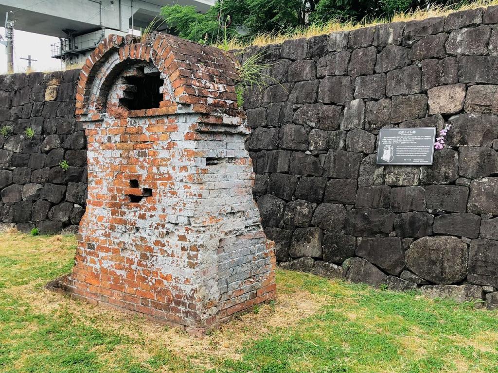 写真：明治中期に造られた煉瓦造りの公衆トイレ