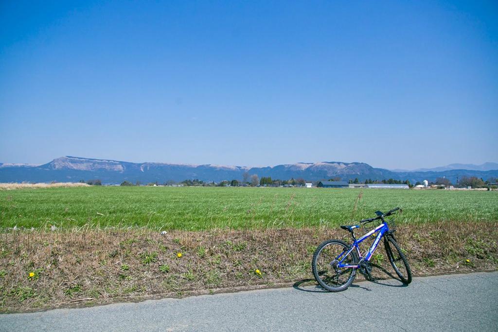 のどかな田園風景と自転車の画像