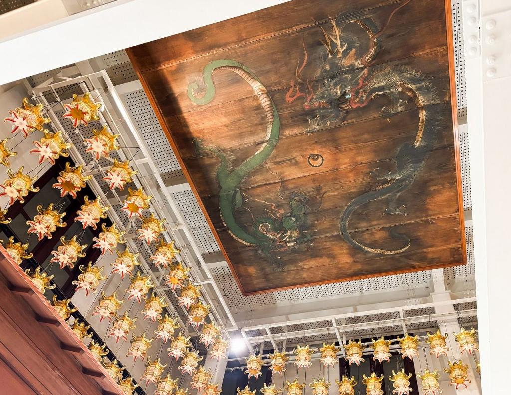 写真：天井には龍の絵が