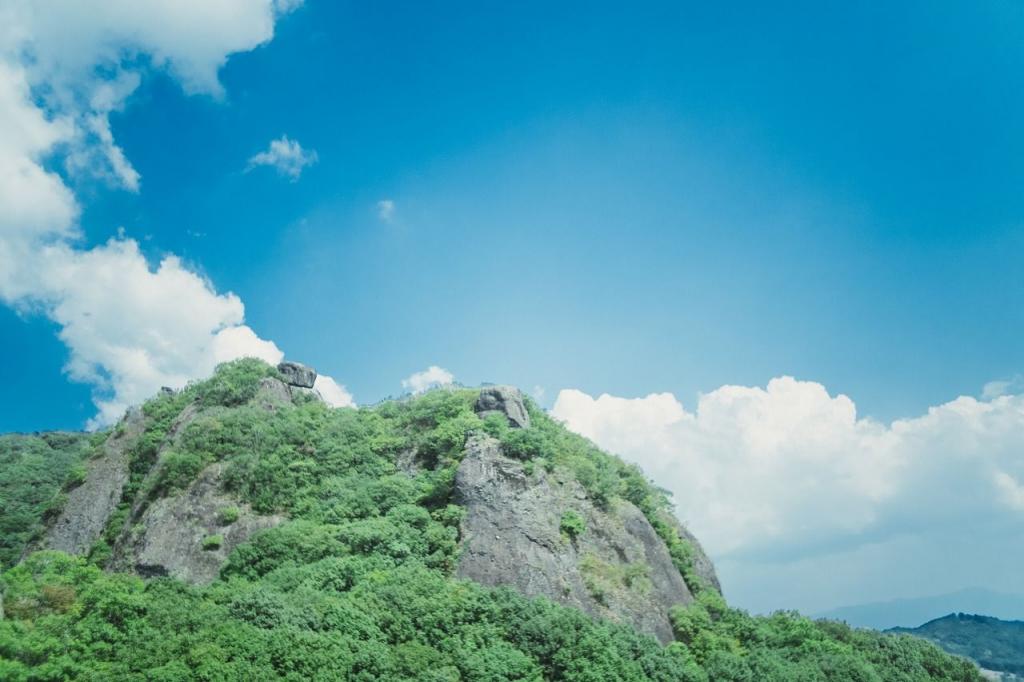 写真：巨岩と青い空