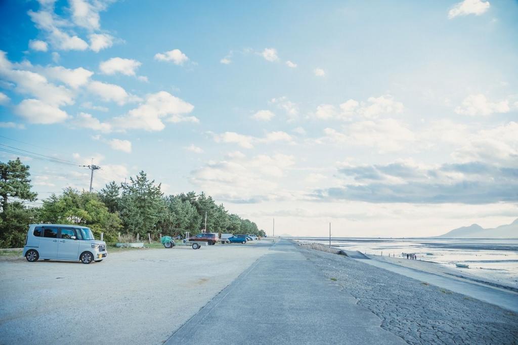 写真：海岸傍には駐車場