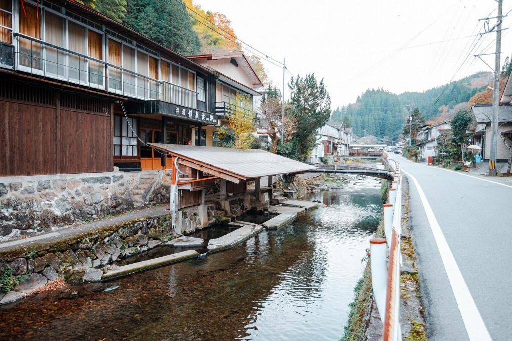 写真：共同温泉の下には川湯