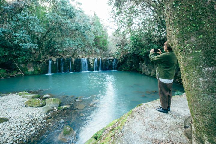 写真：釘ノ花の滝を撮影する様子