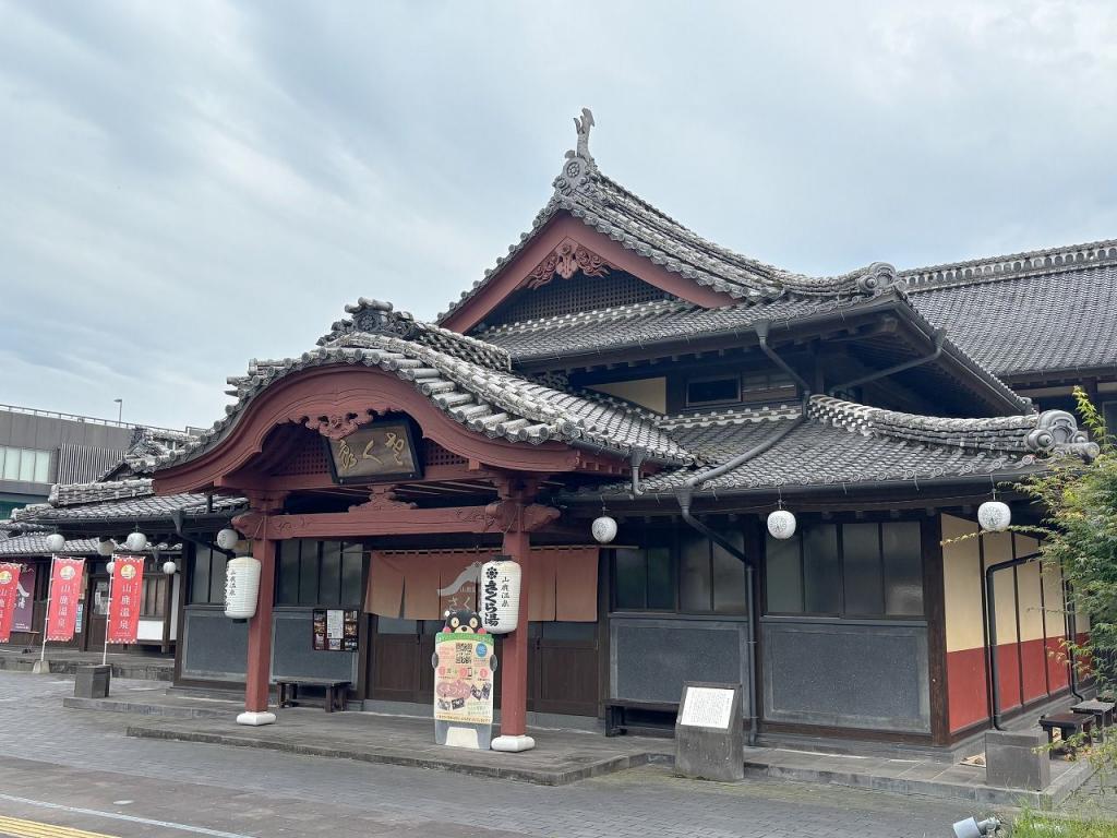 写真：木造の湯屋「さくら湯」の外観
