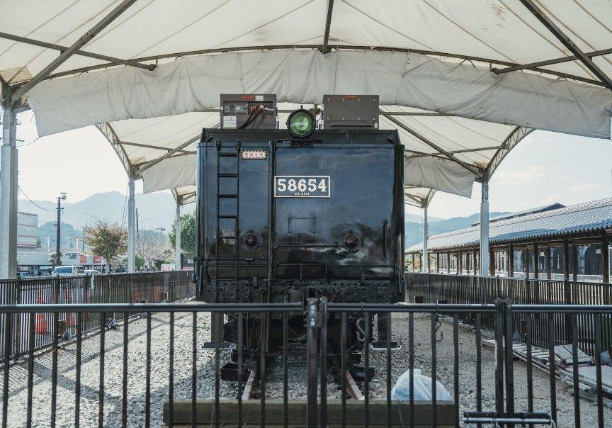 写真：蒸気機関車「8620形58654号機」の後ろ姿