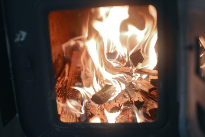 写真：ストーブの中の炎