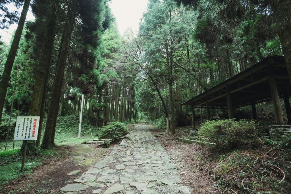 写真：車両立入禁止の看板の先に石畳の道が始まります