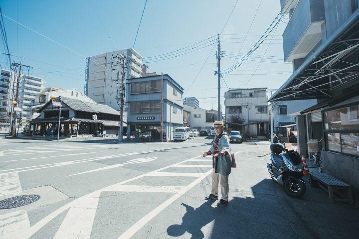 写真：交差点に立つの橋本さん
