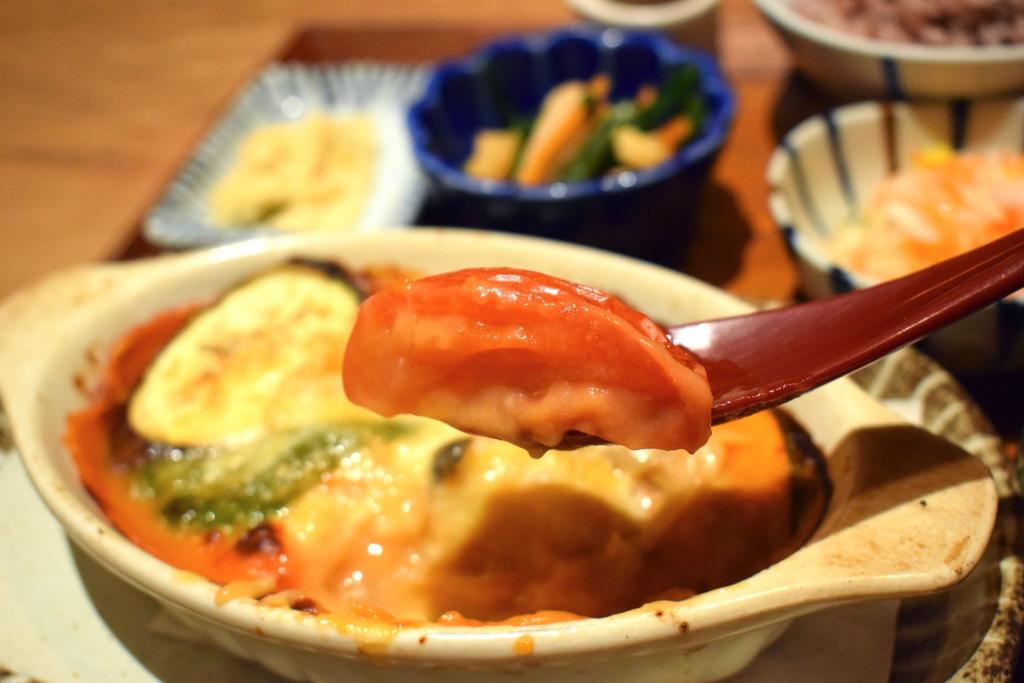 「2品選べる定食」のうち、「阿蘇小国ジャージー牛乳とはちべえトマトソースの彩り野菜グラタン」の写真