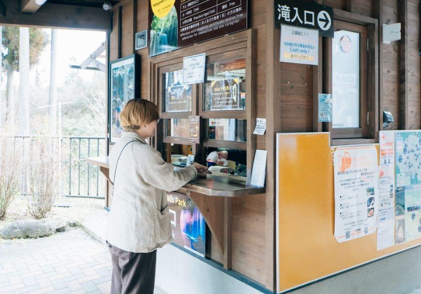 画像:受付で事前に予約したWebチケットを掲示します