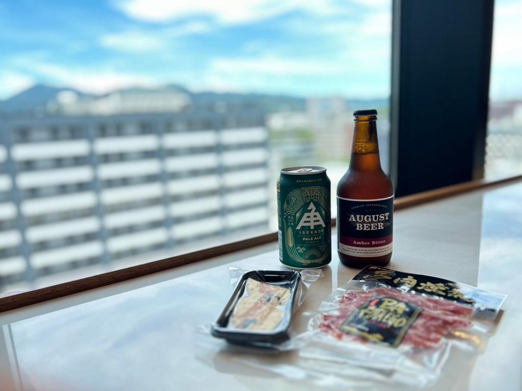 写真：売店で販売されているおつまみとビール