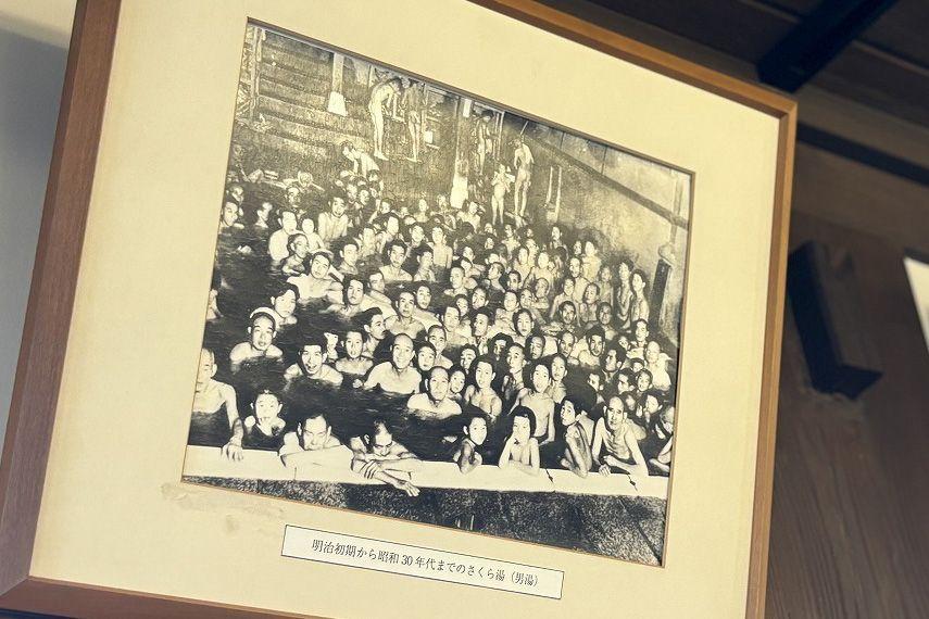 写真：壁には当時の写真が飾られています