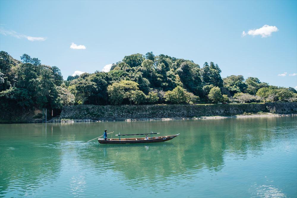 写真：球磨川の上の木舟