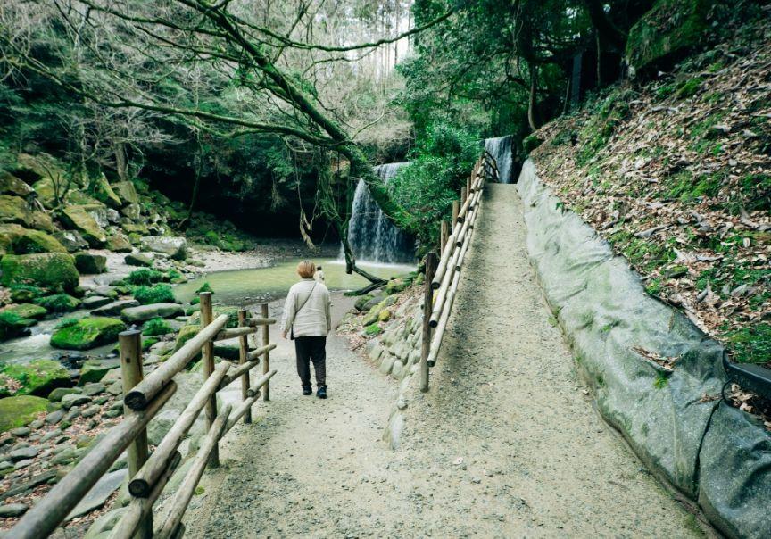 画像:歩道を歩いて