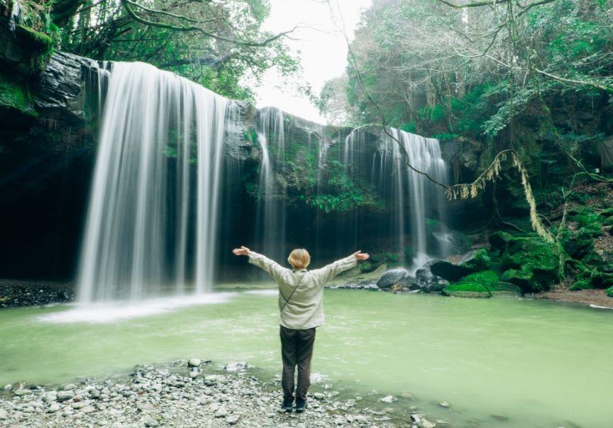 画像:滝の前にたってみます