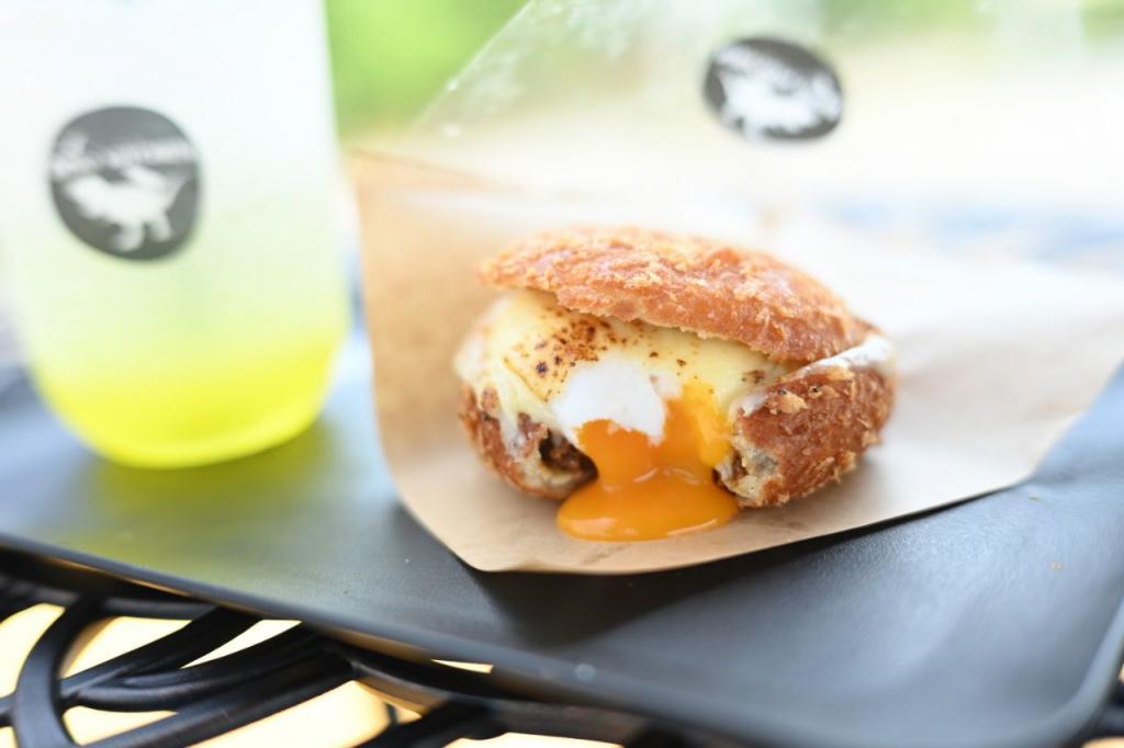 写真:カレーパンの中には半熟卵が入っています