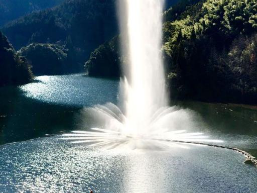 氷川ダム湖の大噴水！！