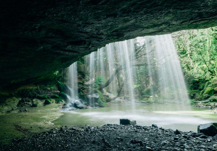 画像:滝の裏側へ